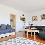 Poolside Paradise - A Hidden Gem In Apartman