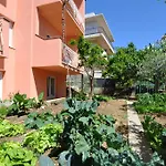 Poolside Paradise - A Hidden Gem In Apartman *