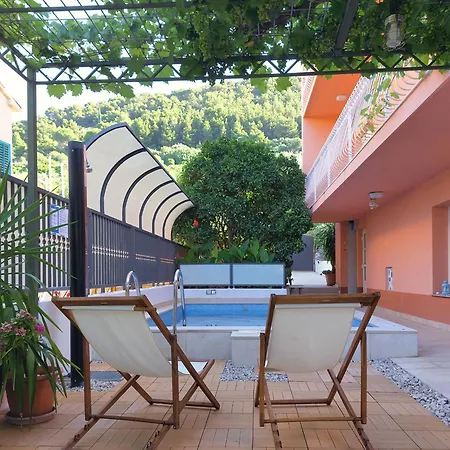 아파트 Poolside Paradise - A Hidden Gem In