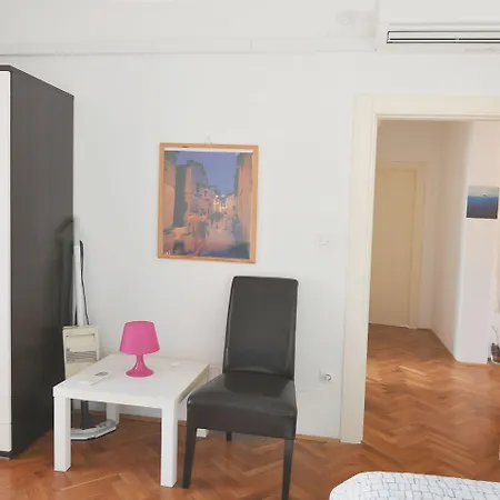 Poolside Paradise - A Hidden Gem In 아파트 *