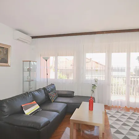 Poolside Paradise - A Hidden Gem In 아파트 스플리트