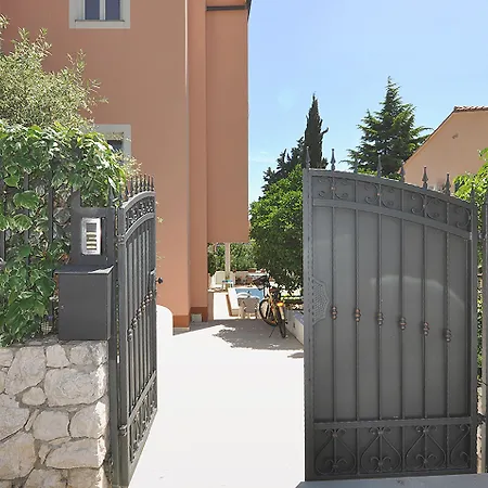 아파트 Poolside Paradise - A Hidden Gem In