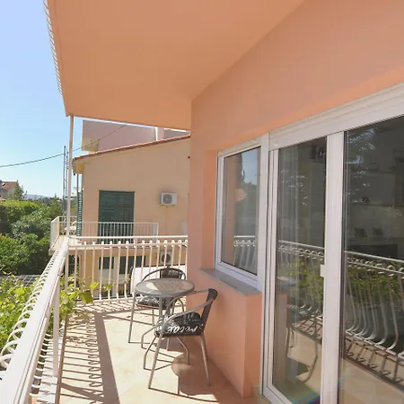 Poolside Paradise - A Hidden Gem In Appartement Split