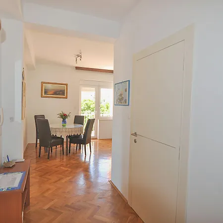 Poolside Paradise - A Hidden Gem In Apartamento Split