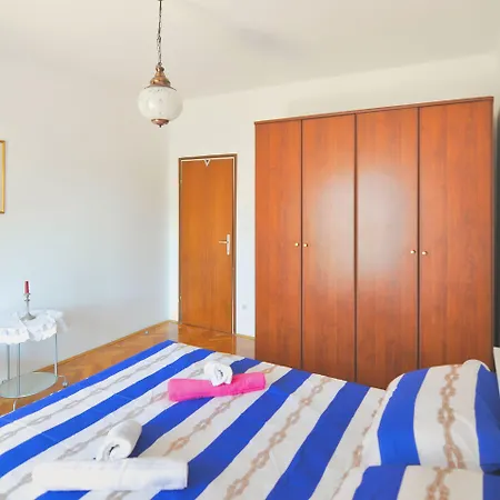 Poolside Paradise - A Hidden Gem In Appartement Split