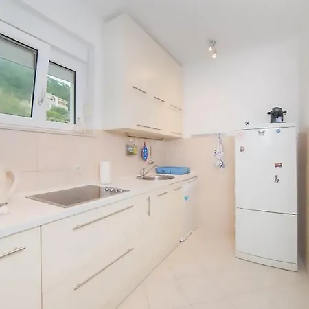 Poolside Paradise - A Hidden Gem In Appartement Split