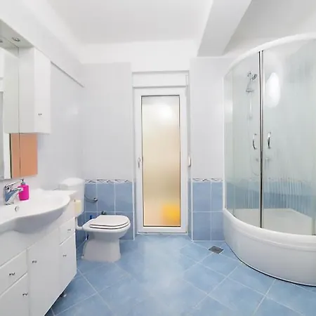 Poolside Paradise - A Hidden Gem In Appartement