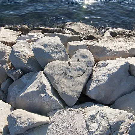 Poolside Paradise - A Hidden Gem In Appartement *