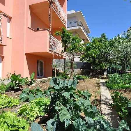 Poolside Paradise - A Hidden Gem In Appartement *