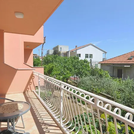 Poolside Paradise - A Hidden Gem In Appartement Split