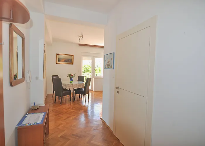 Poolside Paradise - A Hidden Gem In Apartamento Split
