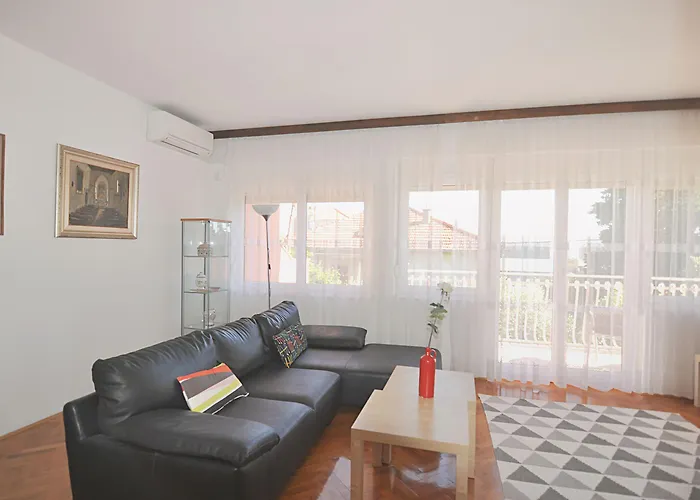 Poolside Paradise - A Hidden Gem In Apartamento Split