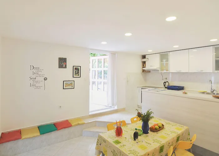 Poolside Paradise - A Hidden Gem In Apartamento Split