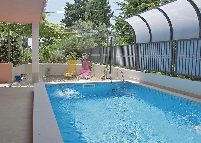 Poolside Paradise - A Hidden Gem In Apartamento