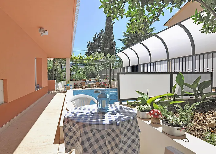 Poolside Paradise - A Hidden Gem In Apartamento