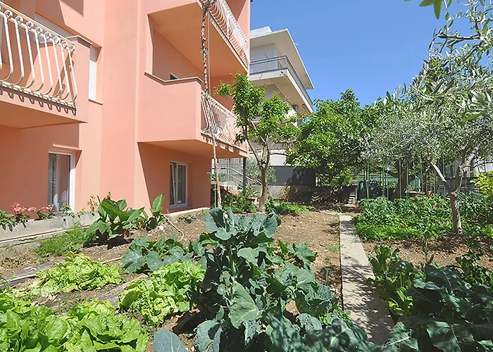 Poolside Paradise - A Hidden Gem In Apartamento Split