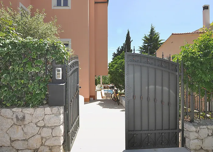 Apartamento Poolside Paradise - A Hidden Gem In