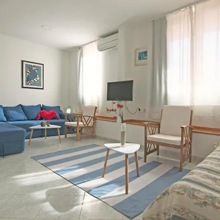 Poolside Paradise - A Hidden Gem In Appartement