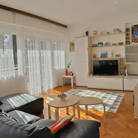 Poolside Paradise - A Hidden Gem In Appartement Split