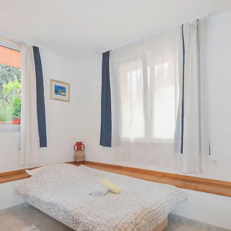 Poolside Paradise - A Hidden Gem In Appartement