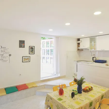 Poolside Paradise - A Hidden Gem In Appartement Split