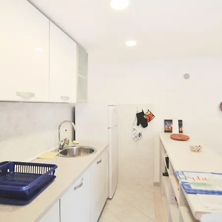 Poolside Paradise - A Hidden Gem In Appartement Split