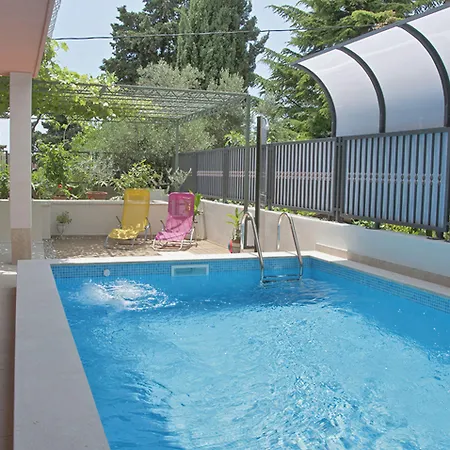 Poolside Paradise - A Hidden Gem In Appartement