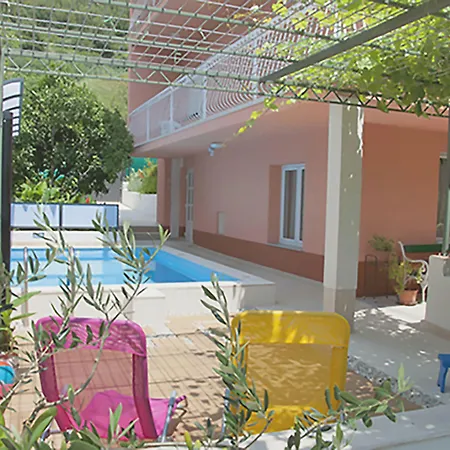 Poolside Paradise - A Hidden Gem In Appartement