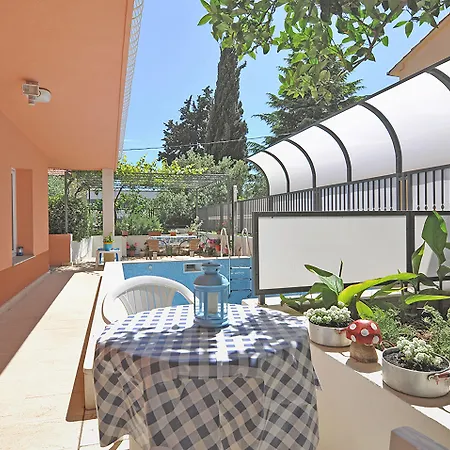 Poolside Paradise - A Hidden Gem In Split Lägenhet