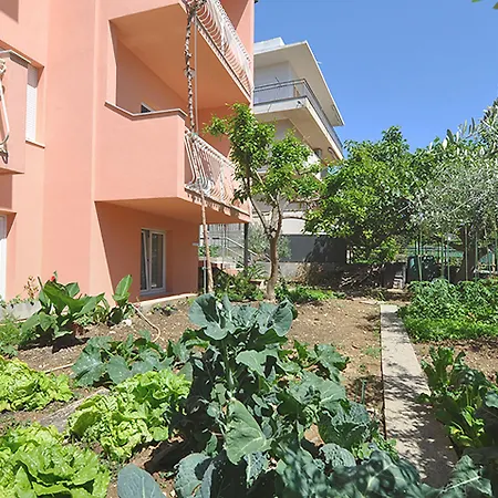 Poolside Paradise - A Hidden Gem In Appartement Split