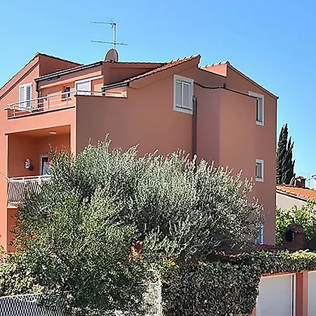 Poolside Paradise - A Hidden Gem In Split Lägenhet *