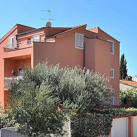 Poolside Paradise - A Hidden Gem In Appartement