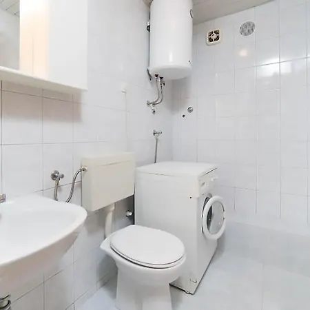 Poolside Paradise - A Hidden Gem In Appartement *