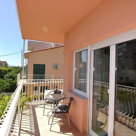 Poolside Paradise - A Hidden Gem In Appartement