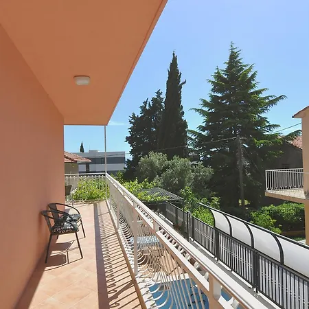 Poolside Paradise - A Hidden Gem In Appartement Split