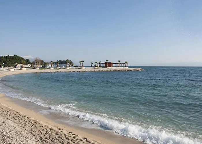 Poolside Paradise - A Hidden Gem In شقة
