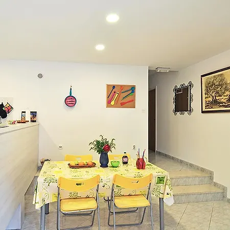 Poolside Paradise - A Hidden Gem In Appartement Split