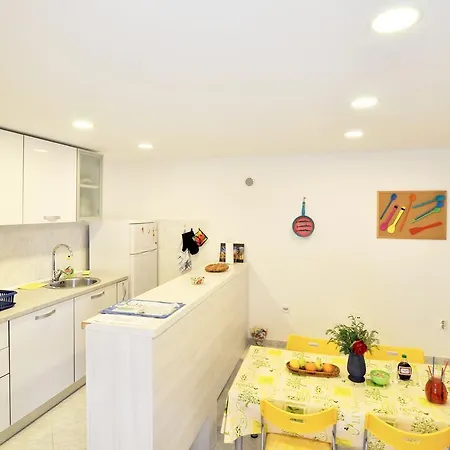 Poolside Paradise - A Hidden Gem In Appartement
