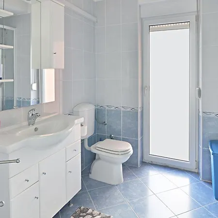 Poolside Paradise - A Hidden Gem In Appartement *
