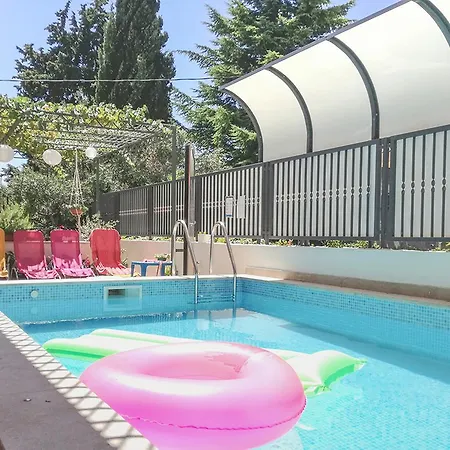 Poolside Paradise - A Hidden Gem In Appartement Split