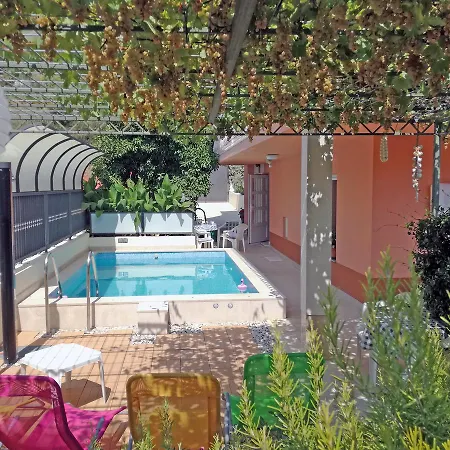 Poolside Paradise - A Hidden Gem In Appartement