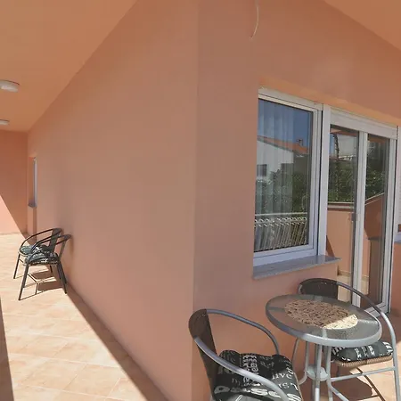 Poolside Paradise - A Hidden Gem In Appartement Split